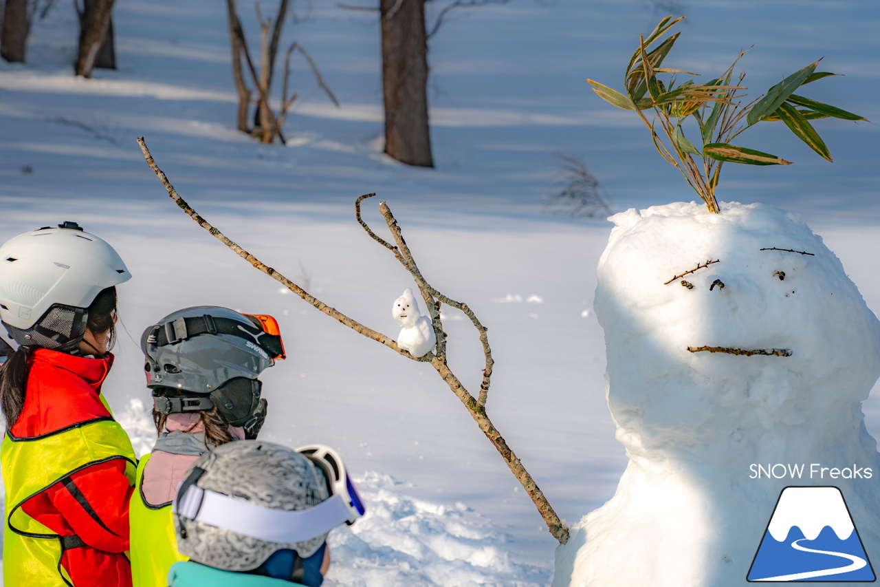 井山敬介さんと秋元日菜子さんのコンビは今年も健在！さらに、サプライズゲストも登場？！憧れのスキーヤーと一緒に雪と戯れ、『いちえ』の美味しいランチをいただく…。夢のようなイベント。めもるホールディングス presents プロスキーヤー・井山敬介さんと行く｜ダイナスティスキーリゾート